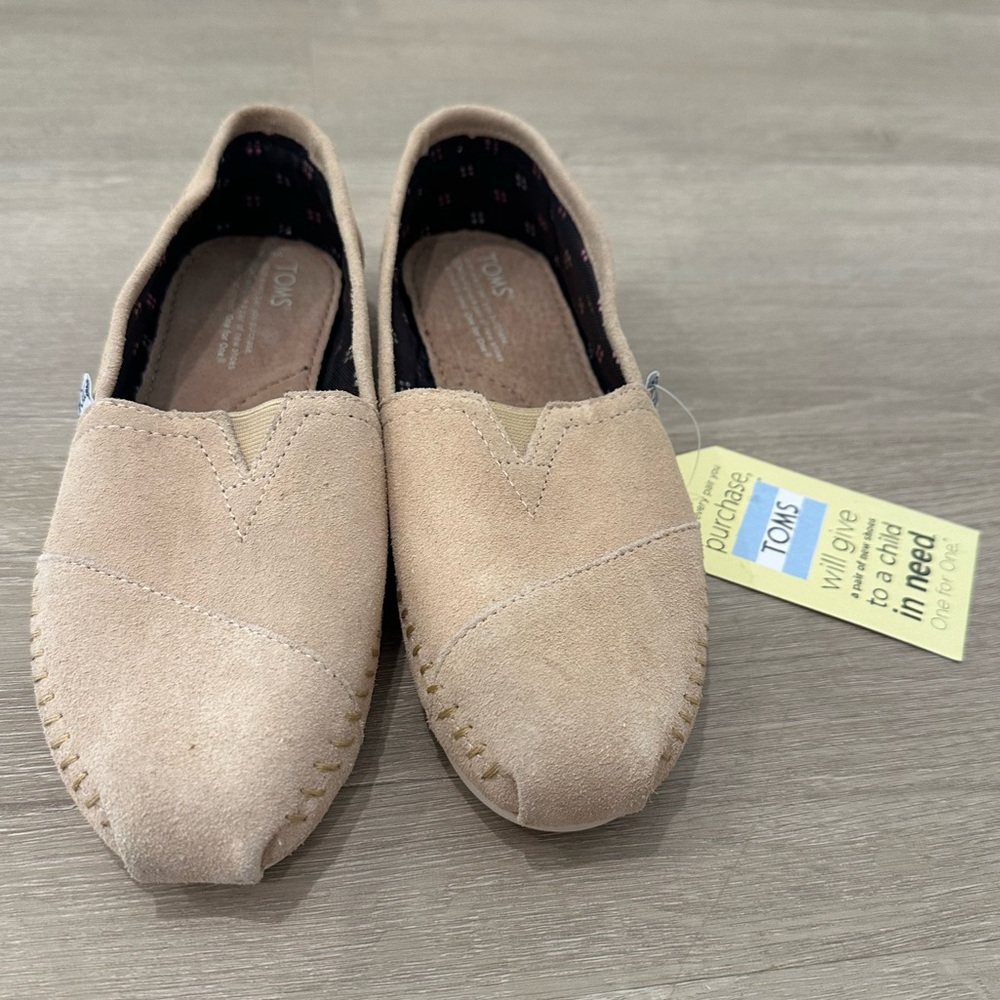 NWT Tan Suede Toms Size 7